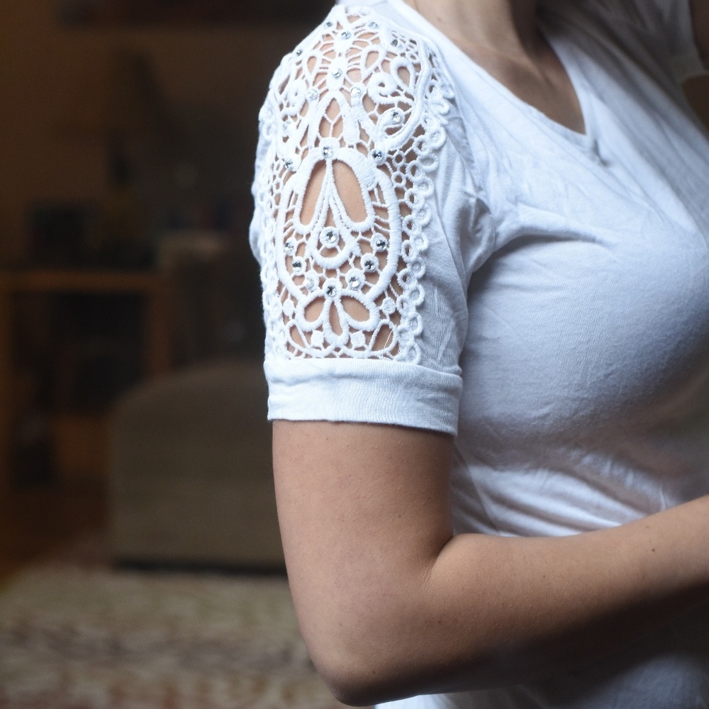 Brand new White tee with beautiful sleeves